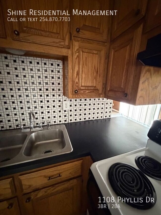 Building Photo - 1108 Phyllis Dr