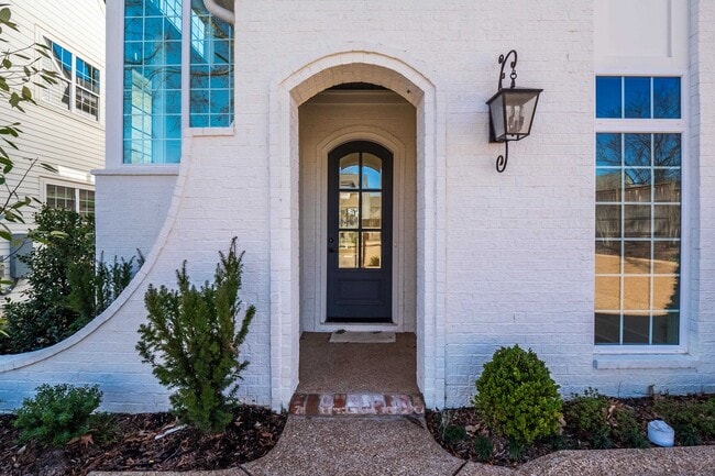 Building Photo - 1117 E Irvin Dr