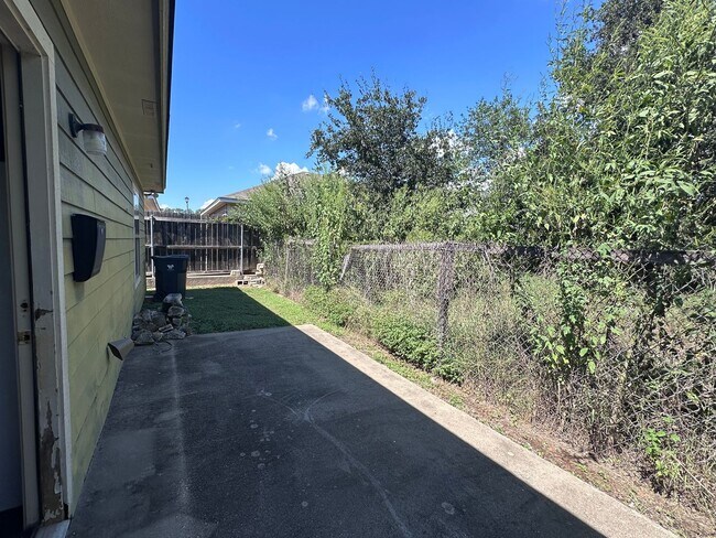 Building Photo - Spacious 4/4 House Near Baylor Campus with Yard - SPRING SEMESTER AVAILABILITY!