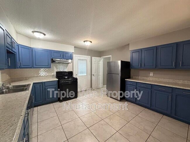 Building Photo - 714 Undercliff Dr