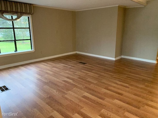 Building Photo - 18819 Greenwell Springs Rd