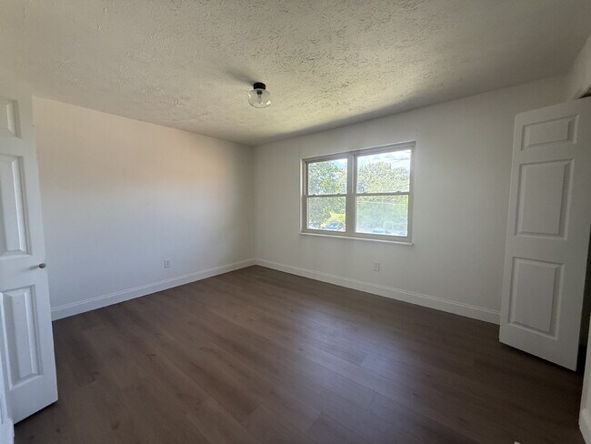 Building Photo - This fully updated 2-bedroom, 1.5-bath uni...