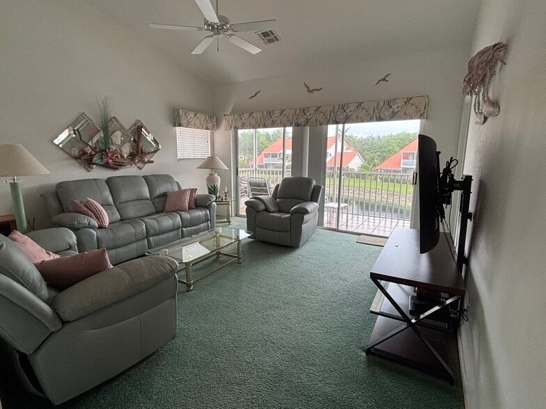living room - 582 Windsor Sq