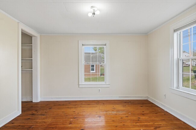 Building Photo - MOVE IN WITH A SECURITY DEPOSIT ALTERNATIVE FROM OBLIGO (for qualified applicants).