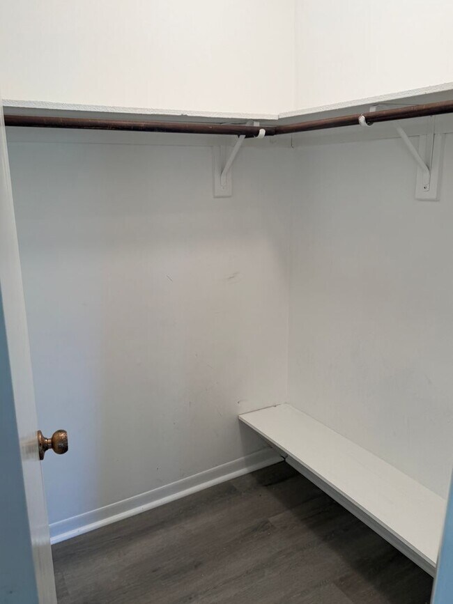 Building Photo - Recently Renovated 2 Bed 1 Bath in Naperville, Ready Now!