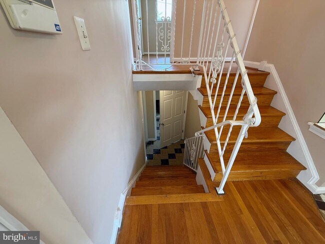 Building Photo - 7104 Adelphi Rd