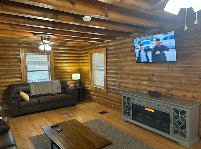 Building Photo - 573 Centre St