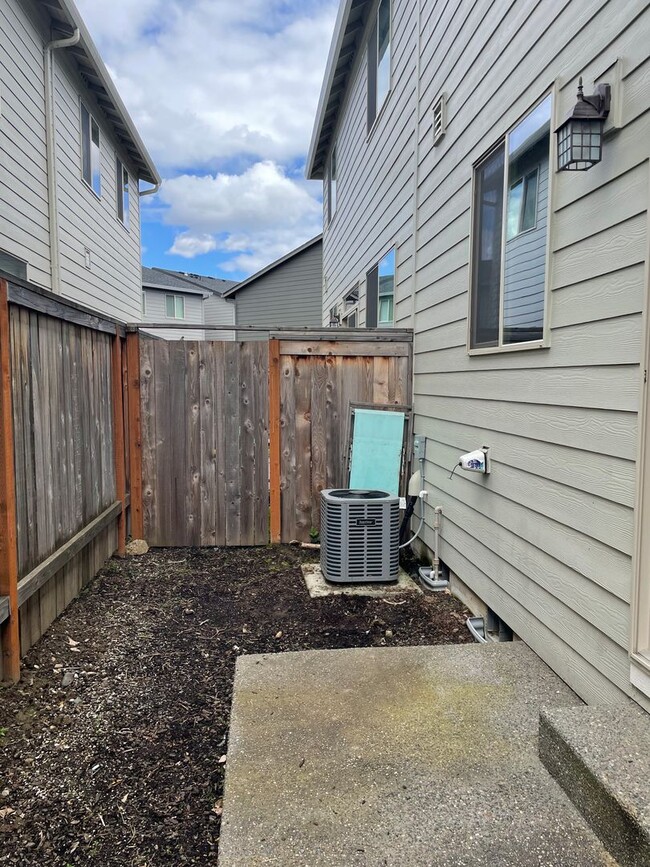 Building Photo - Goregous 3 Bedroom Home Ready for Hot Summ...