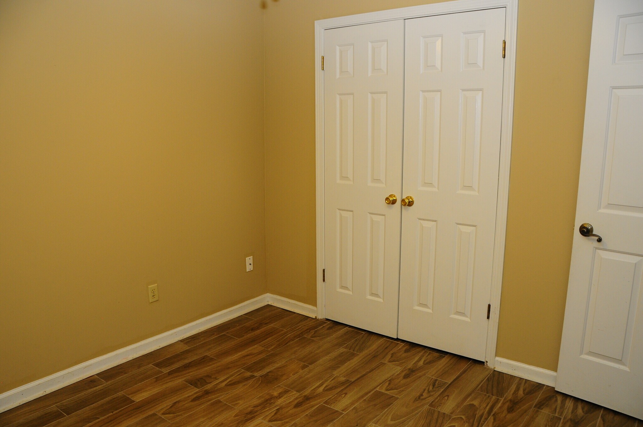 Guest Room Closer - 6899 Lagrange Cir S