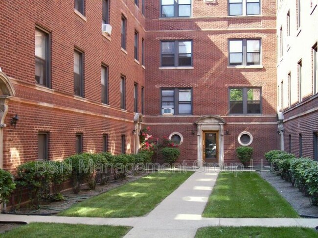 Building Photo - 918 W Oakdale Ave