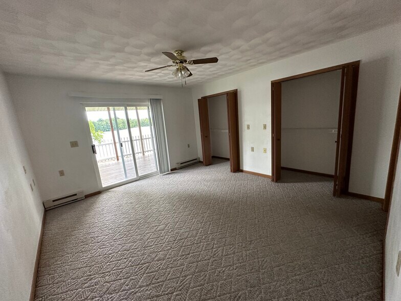 Building Photo - 1016 Lakeshore Dr