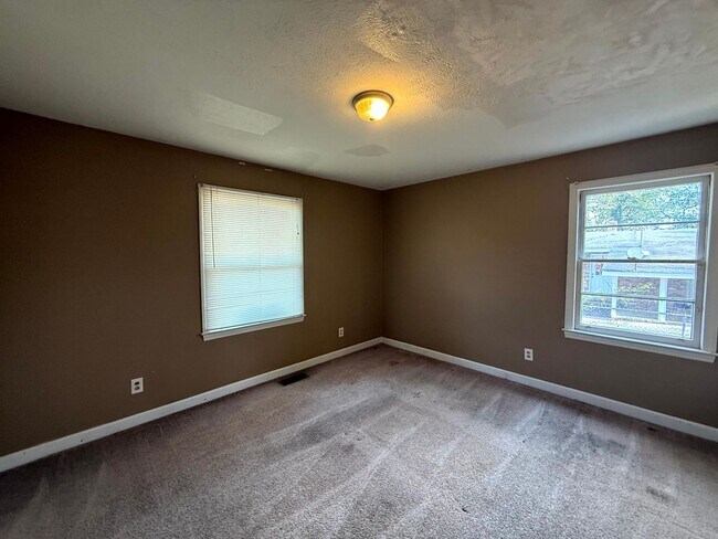 Building Photo - 2109 Lombardy Dr