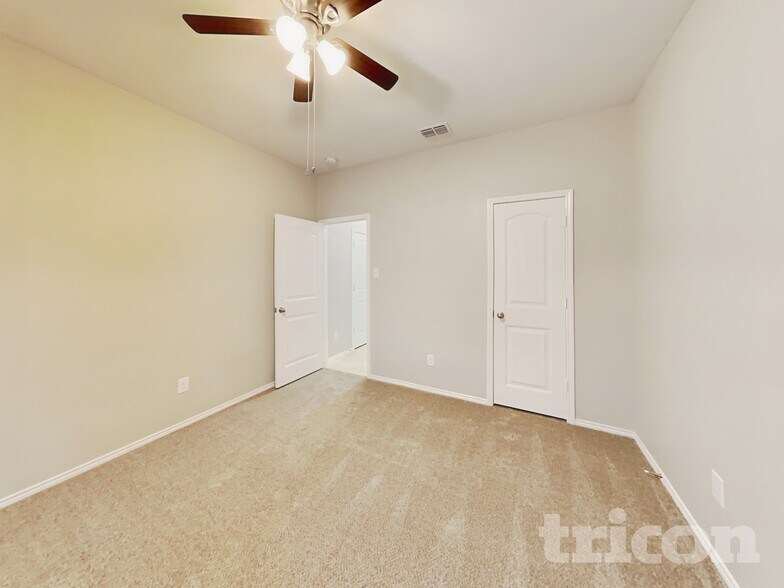 Building Photo - 215 Saddlebrook Ln