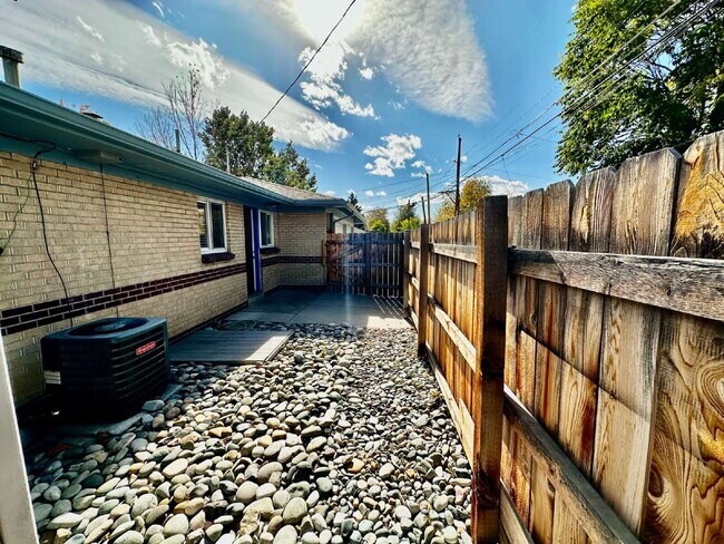 Building Photo - Cozy Home in Sunnyside!