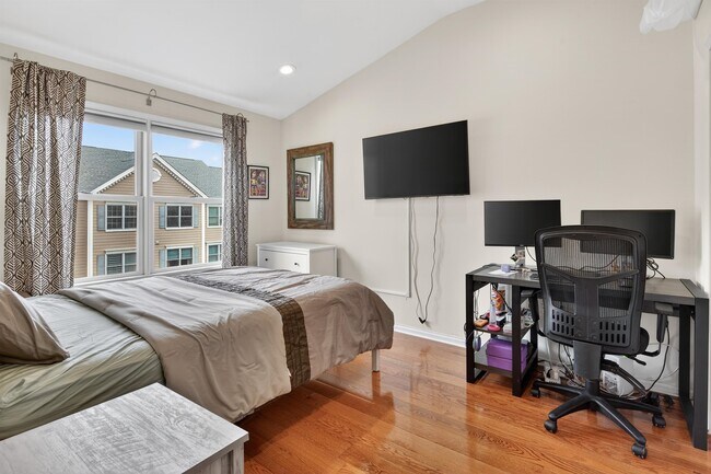 Building Photo - 354 Oswego Ct