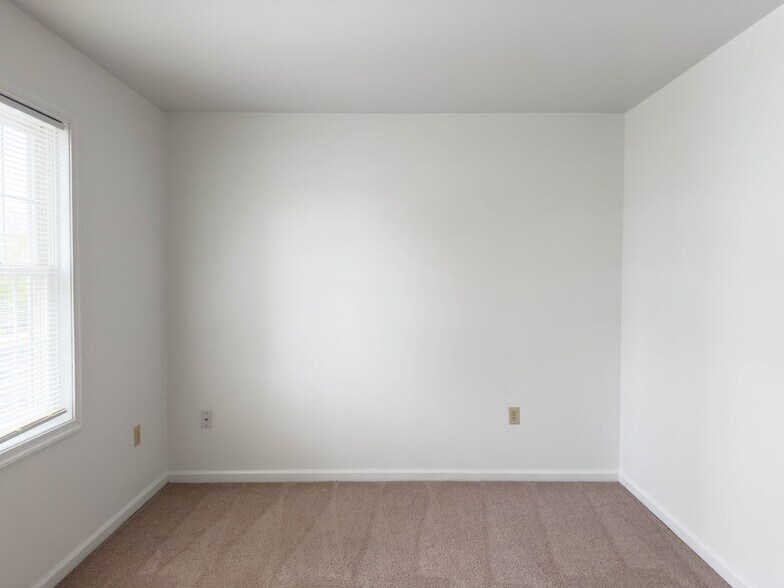 Building Photo - 80 Diller Ave