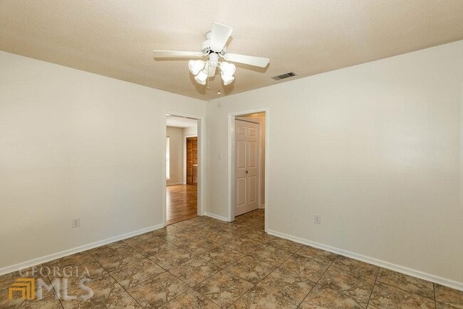 Building Photo - 404 E First St