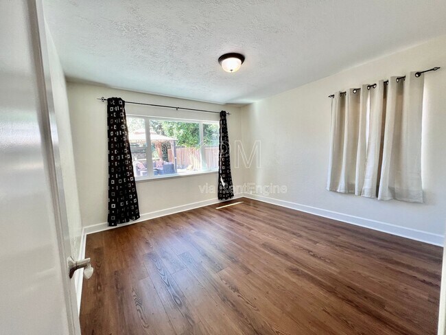 Building Photo - 2016 Canal Dr