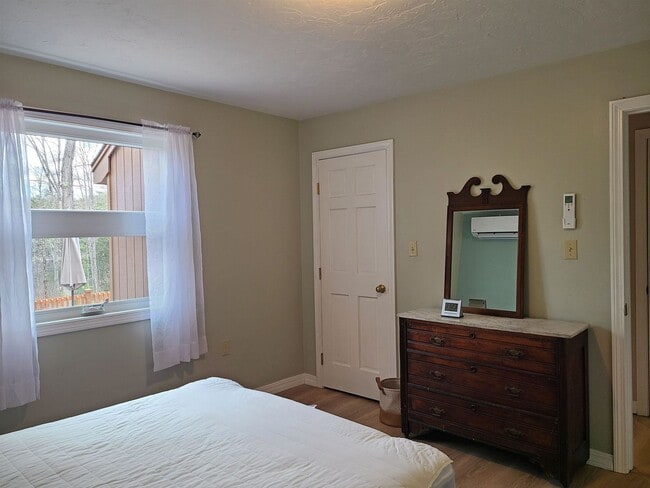 Building Photo - Live On The Water! 3 Bedroom House For Rent