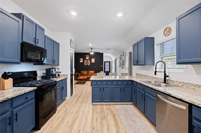 Building Photo - 10417 Pineland Dr