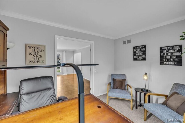 Building Photo - 45077 Roundview Dr