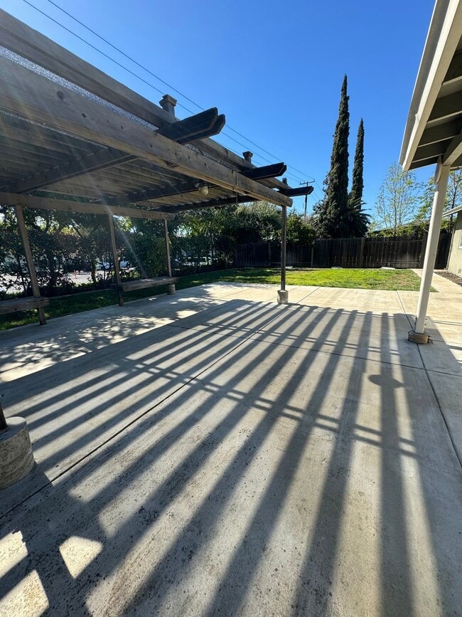 Building Photo - 3-Bedroom Home with Spacious Backyard Available to move in April 1