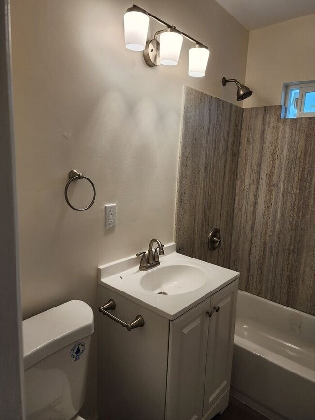 Building Photo - La Mesa Village Jr. One Bedroom-NICE SPACE