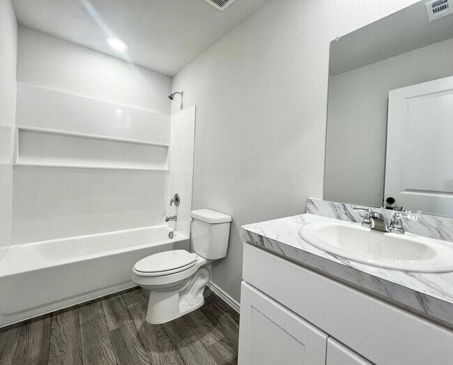Building Photo - Stunning New Build with 5 Bedrooms & Moder...