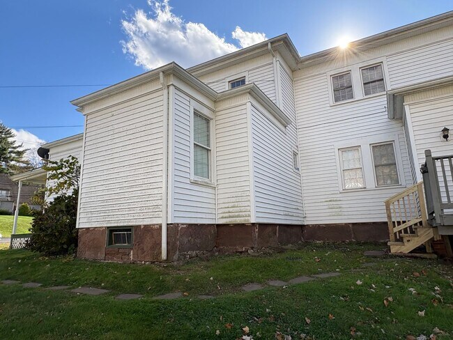 Building Photo - 548 Main St