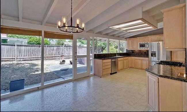 Building Photo - 3 Bed 2 Bath Home w/ Bonus Room in Palo Alto.