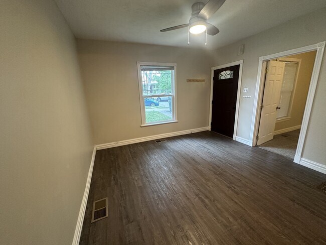 Building Photo - 907 5th Ave