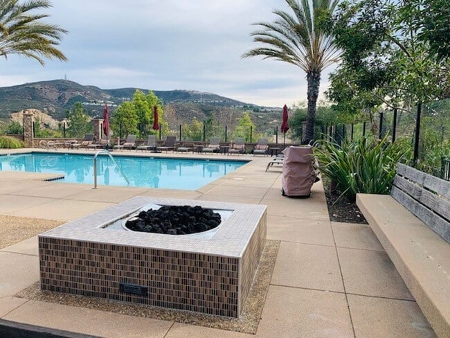 Building Photo - Beautiful & Spacious 3/3 In the Solaire Co...