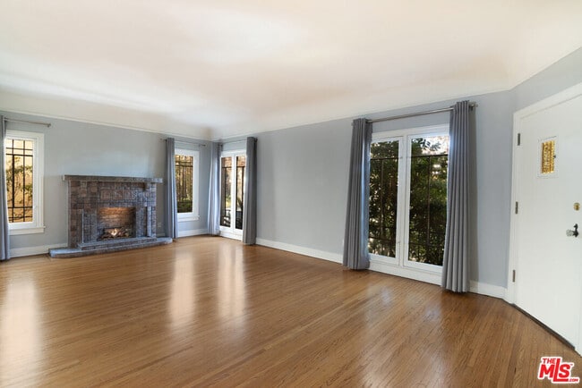 Building Photo - 126 N Sycamore Ave