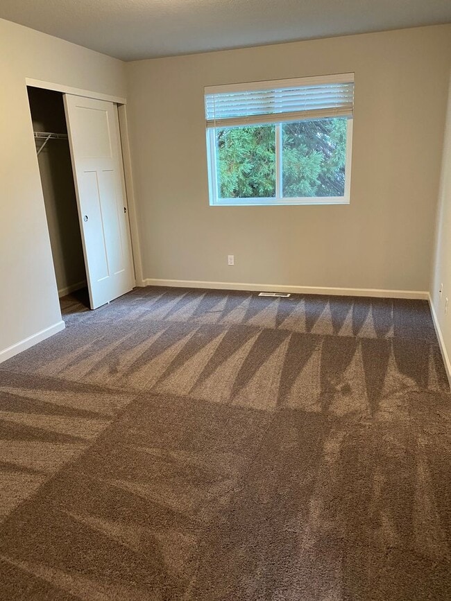 Building Photo - AVAILABLE NOW!!! 4BD/3BA - Pet friendly + Fenced Yard & Washer/Dryer Included - Great South Locat...