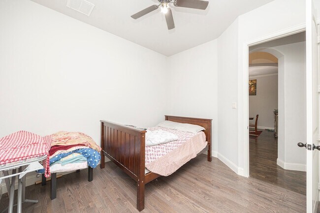 Building Photo - 5579 Lightfoot Ln