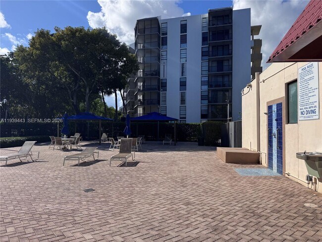 Building Photo - 3301 N Country Club Dr