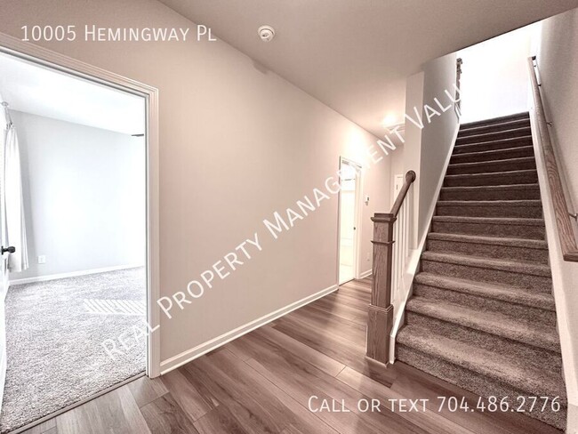 Building Photo - Immaculate townhome with plenty of rooms a...