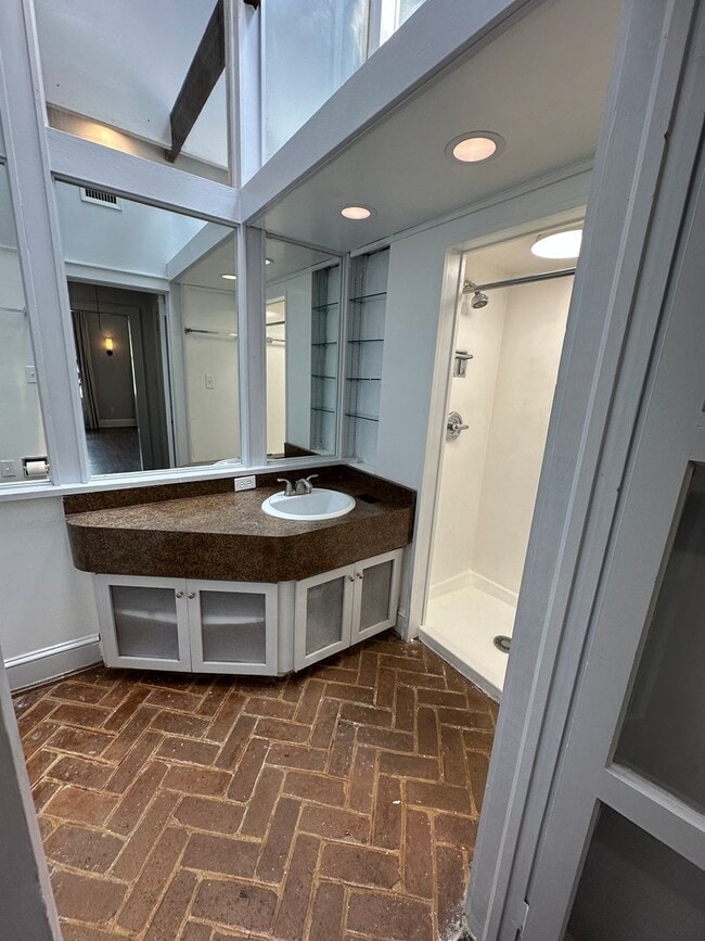 Building Photo - 3 BED | 2.5 BATH | OFF STREET PARKING | PRIVATE BACKYARD | HISTORIC DISTRICT