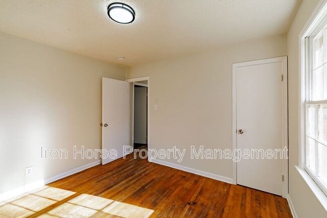 Building Photo - 414 W Richland Ave