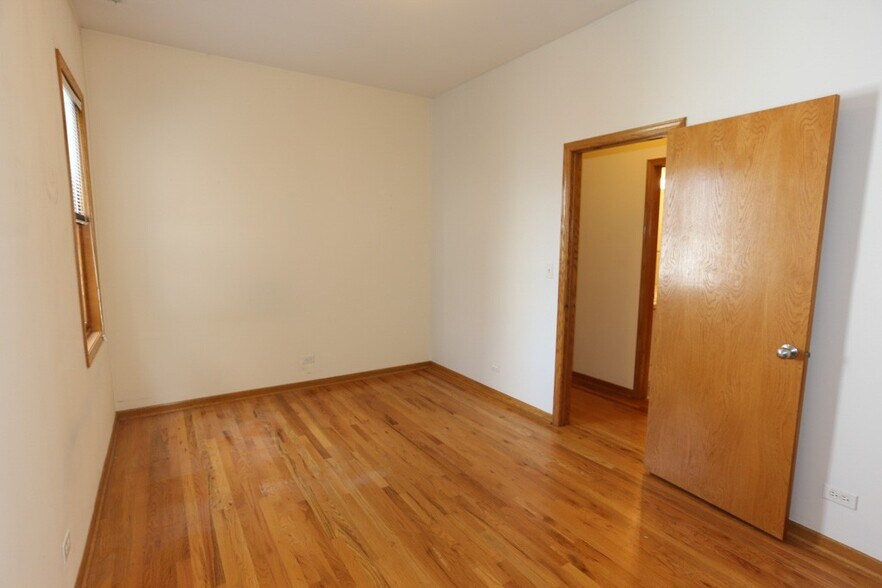 Building Photo - 824 W Buckingham Pl
