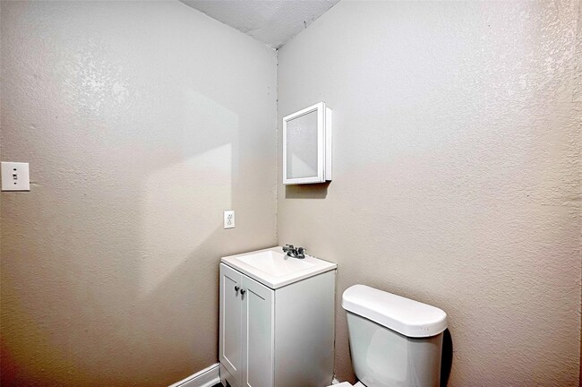 Building Photo - 5118 Plum Dr