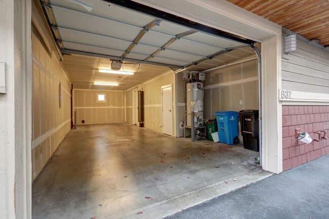 Building Photo - Elegant 2 Bedroom/1 Bath Town Home in Perfect Shoreline Location!