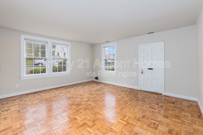 Building Photo - 1020 S Barton St