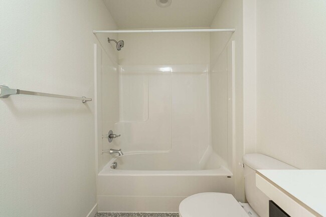 Building Photo - Light, Bright & Move-In Ready – 3BR Gem in Prime Ridgefield Location!  (Pet Friendly)