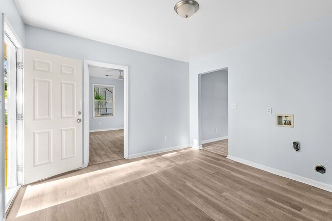 Building Photo - Stylish & Newly Renovated 3 Bedroom 2 Bath...