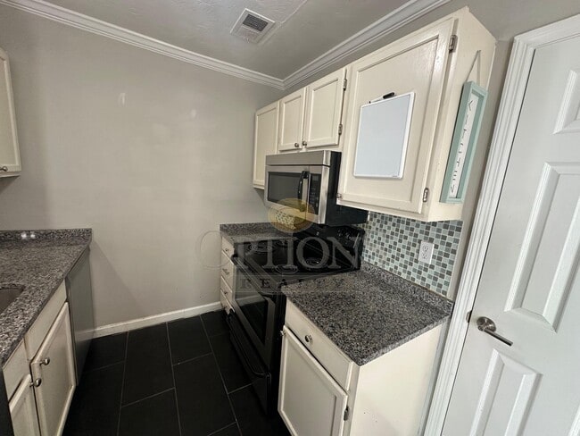 Building Photo - 2BR Townhouse in Roswell