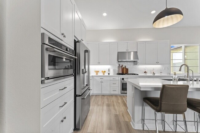 Building Photo - "Spacious 3-Bedroom Townhouse Retreat in P...