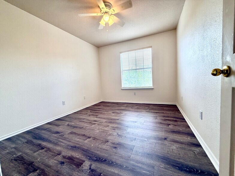 Building Photo - 913 Coronation Way
