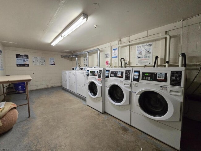 Building Photo - 807 Eves Dr