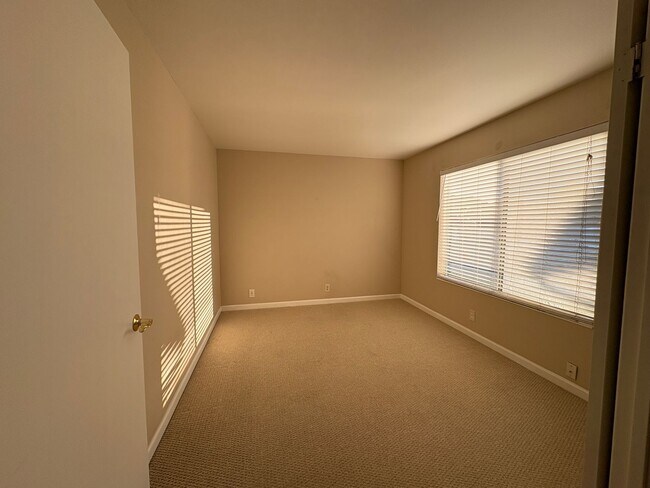 Building Photo - Charming Townhouse Located In Foster City Available Now!